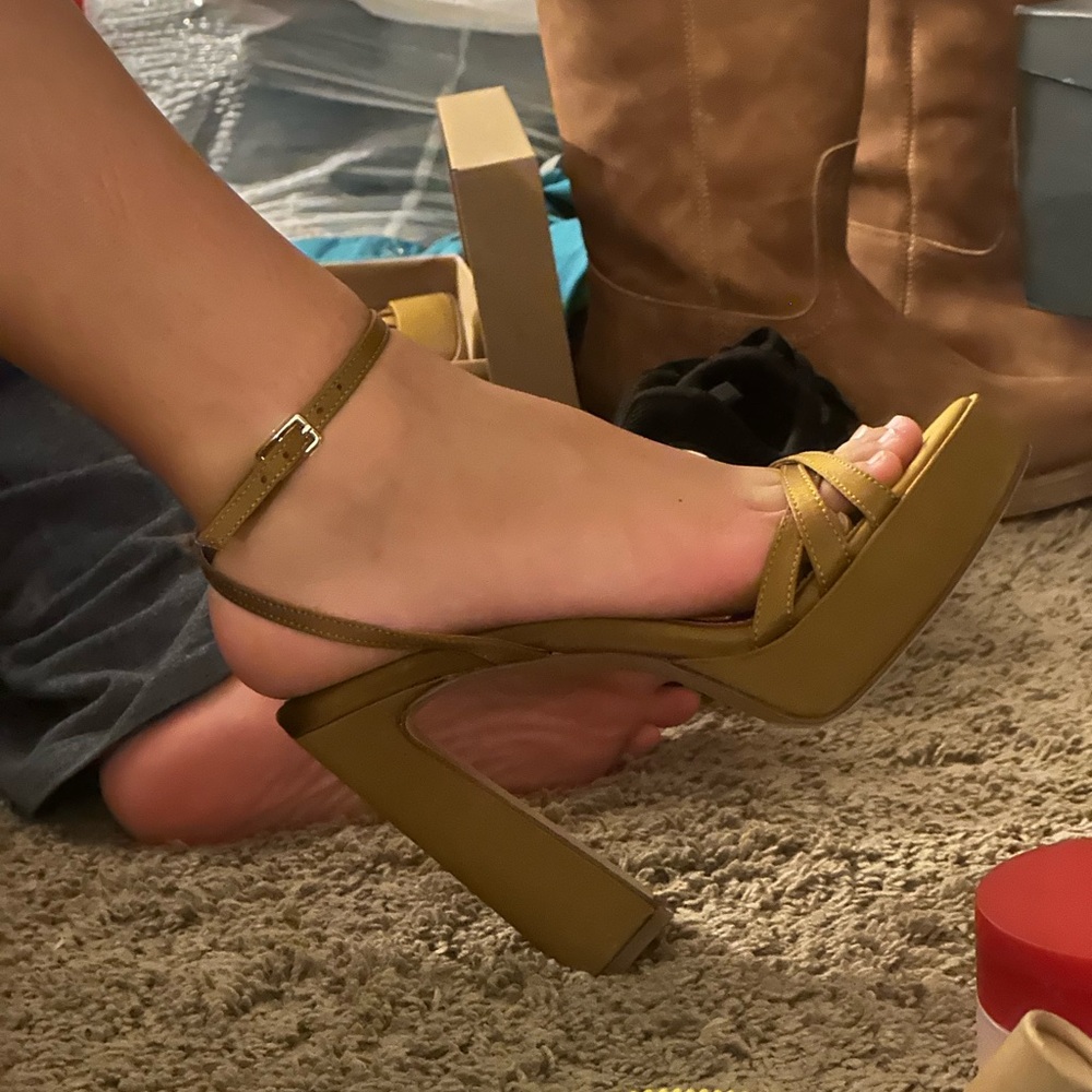 Steve Madden Gold/ olive green Strappy Platform Heels - Picture 5 of 6